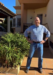 Georg vor seinem Haus mit einer Aloe Arborescens in Sevilla